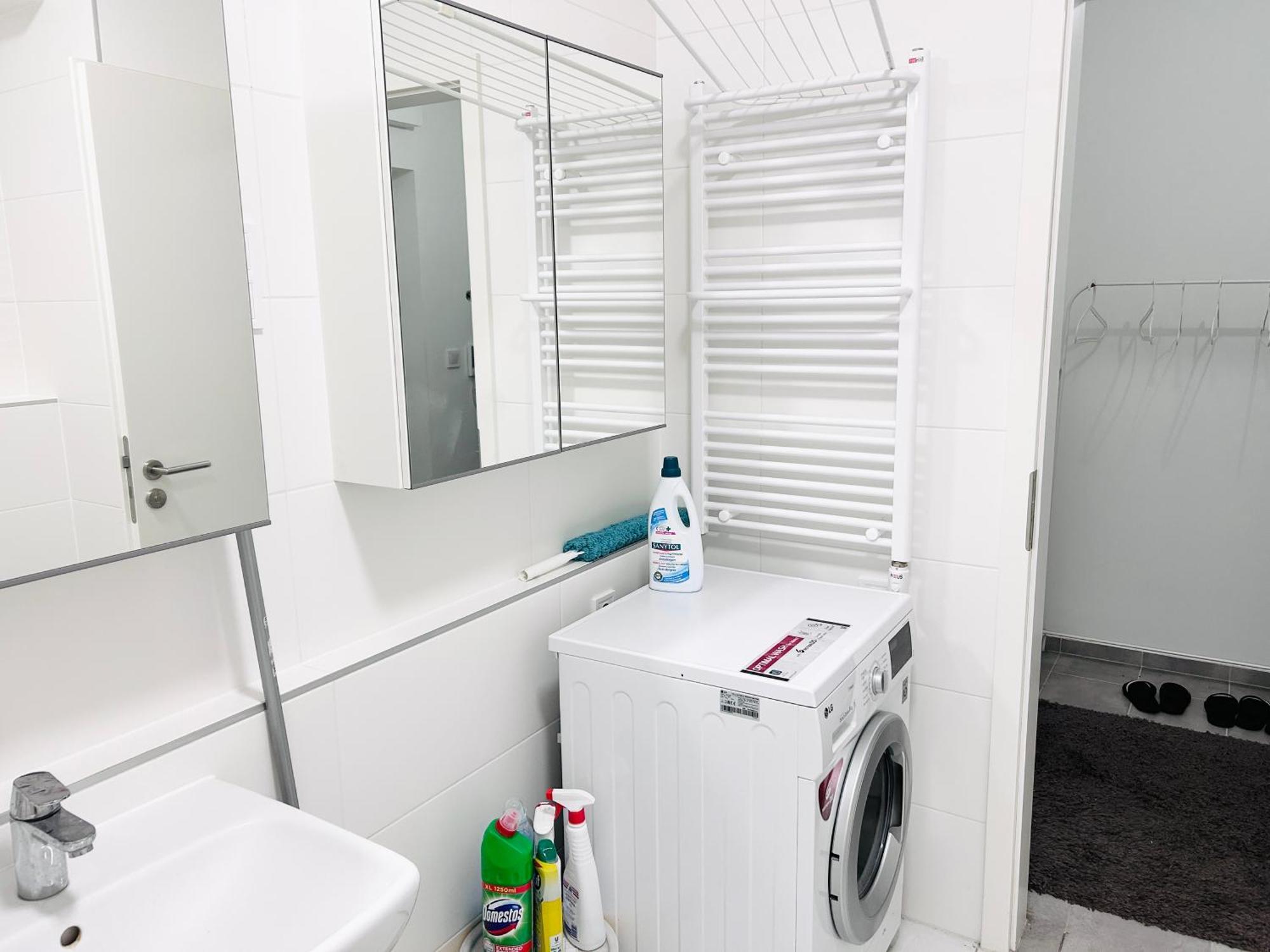 Apartament New 2022 Family&friends Downtown Ac 3br 2ba Free Parking Big Balcony Near Metro&train Station Self Check-in Budapeszt
