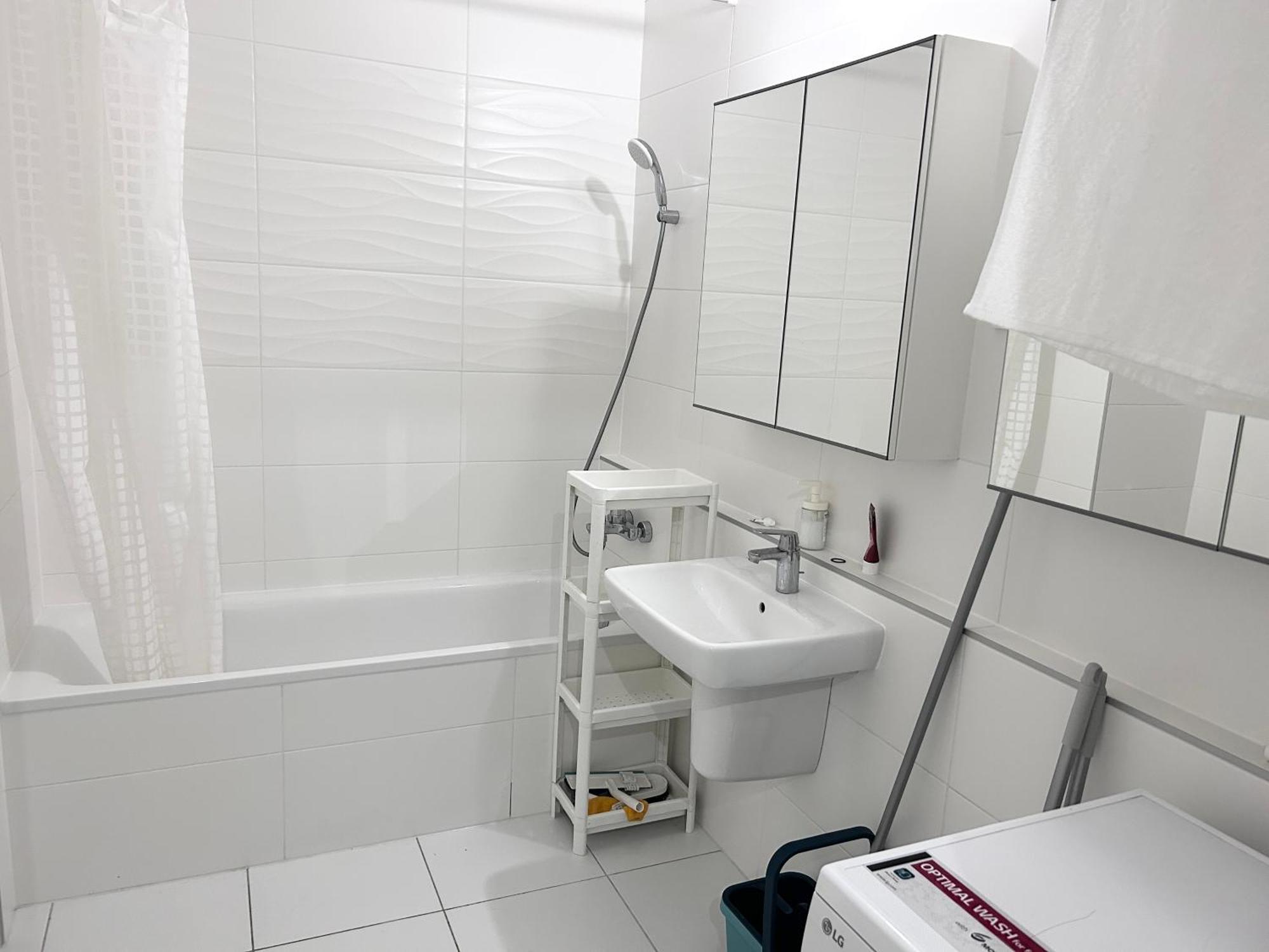 Apartament New 2022 Family&friends Downtown Ac 3br 2ba Free Parking Big Balcony Near Metro&train Station Self Check-in *